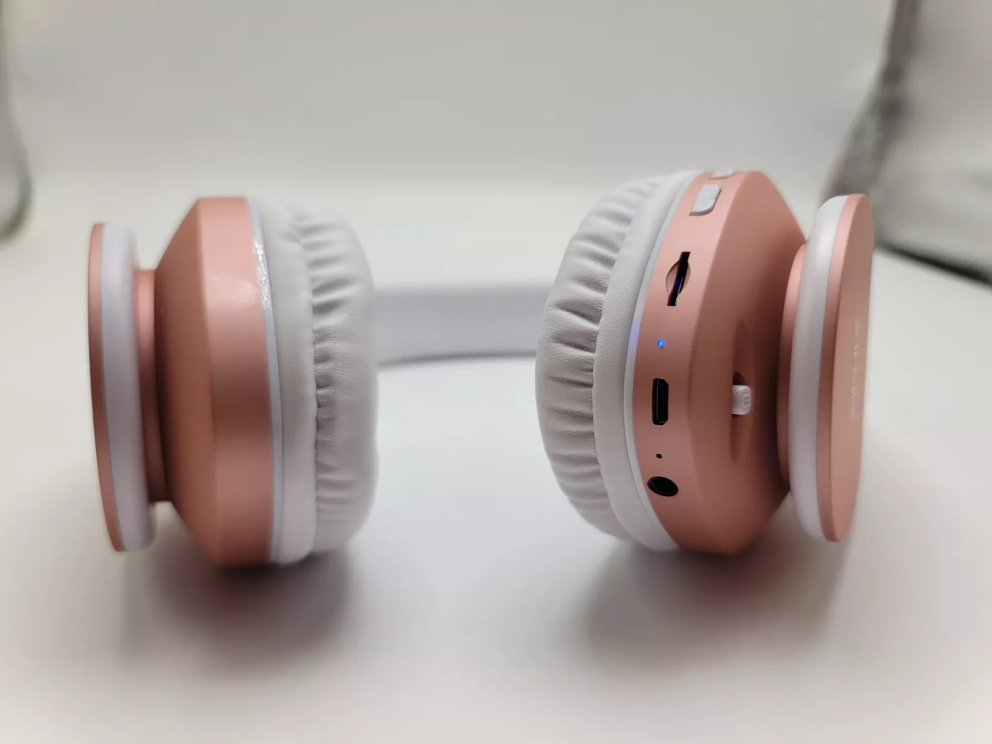 ZIHNIC Bluetooth Headphones Buttons and Build Quality