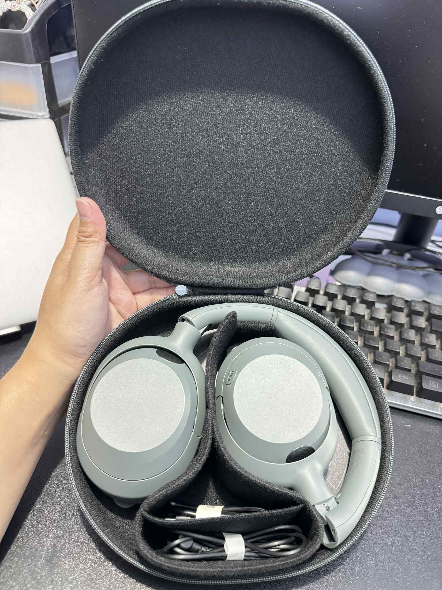 SONY ULT WEAR Box Contains